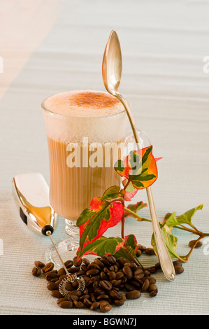 Latte dans un verre avec du lait moussé Banque D'Images