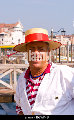 Gondole de Venise Venezia Italie pilote avec chapeau de paille rouge pour les touristes sur le Grand Canal. Banque D'Images