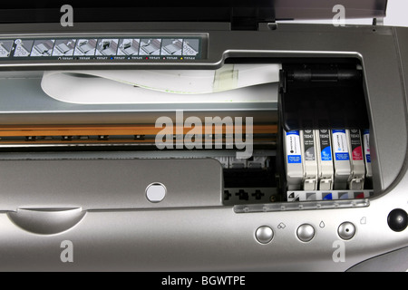 À l'intérieur d'une imprimante à jet d'encre a3 montrant les cartouches et système d'impression tel qu'il est utilisé avec un ordinateur sur un fond blanc. Banque D'Images