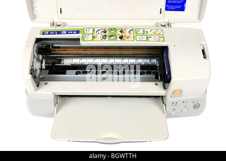 À l'intérieur d'une imprimante à jet d'encre a4 montrant les cartouches et système d'impression tel qu'il est utilisé avec un ordinateur sur un fond blanc. Banque D'Images
