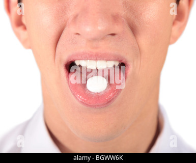 Un jeune homme en prenant une pilule. Tous isolé sur fond blanc Banque D'Images