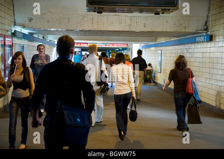 Passage souterrain à l'intérieur de la gare principale de la ville polonaise de Gliwice, en haute Silésie, Pologne. Banque D'Images