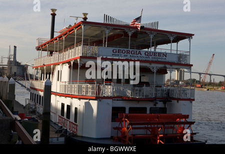 La Géorgie Queen Riverboat est amarré le long de la rivière Savannah, Savannah, Georgia, États-Unis d'Amérique. Banque D'Images