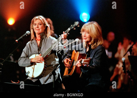 Kate (capot gauche) et sa sœur Anna McGarrigle en concert à Montréal en 2001. Kate est décédé le 18 janvier 2010 à l'âge de 63 ans Banque D'Images