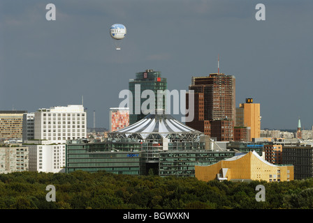 Berlin. L'Allemagne. Ballon Hélium Hi Flyer vole au-dessus de la Potsdamer Platz. Banque D'Images