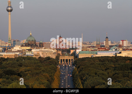 Berlin. L'Allemagne. Vue sur le Tiergarten Strasse des 17 Juni vers la Porte de Brandebourg et de Mitte. Banque D'Images