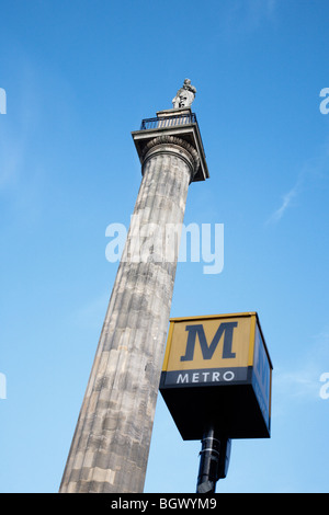 Grey's Monument et Metro sign Newcastle upon Tyne Banque D'Images