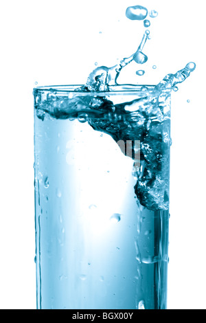 Les éclaboussures d'eau dans un verre. Isolé sur blanc. Banque D'Images