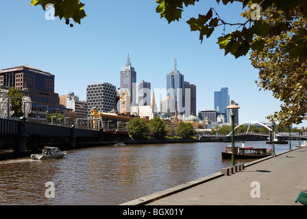 Vue sur la ville de l'autre côté de la rivière Yarra, Melbourne, Victoria, Australie Banque D'Images