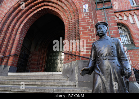 Berlin. L'Allemagne. Statue de Wilhelm Voigt aka le capitaine de l'extérieur Kopenick Kopenick Rathaus. Banque D'Images