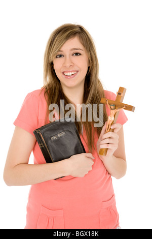 Belle Caucasian teenager tenant une bible et crucifix sur fond blanc Banque D'Images