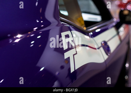 2009 2010 Dodge Challenger RT HEMI de 5,7 litres Plum Crazy Purple Banque D'Images