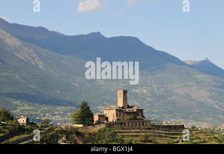 Le Château Royal de Sarre Castello 4 km à l'ouest d'Aoste dans le Val d'Aoste Italie avec des montagnes en arrière-plan Banque D'Images