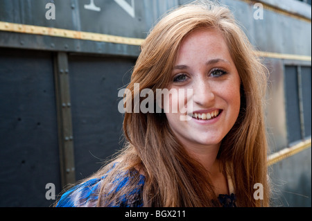Teen rousse girl looking at camera Banque D'Images