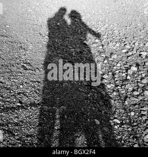 Ombre d'un couple sur une plage de galets Banque D'Images