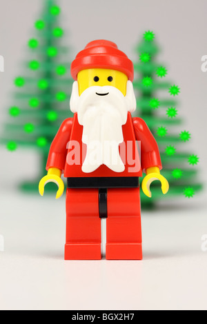 Père Noël Lego et arbres de Noël Banque D'Images