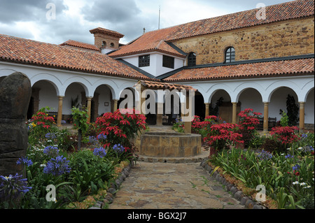 Convento de Santo Ecce Homo cour avec pierres taillée, des fleurs colorées et des chemins autour de puits central. Colombie Banque D'Images