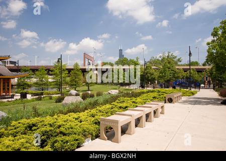 Le parc et le jardin du mémorial Ping Tom de Chicago avec vue sur la tour Willis. Banque D'Images