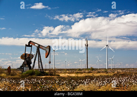 Vieille énergie est toujours tiré de la terre, tandis que les nouvelles énergie du vent est exploité dans l'ouest du Texas. Banque D'Images