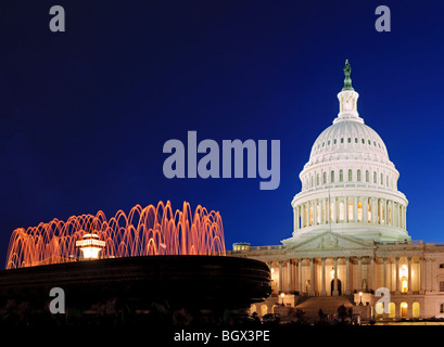 Bâtiment du Capitole des États-Unis Dome Washington DC // WASHINGTON DC — le bâtiment du Capitole des États-Unis se dresse majestueusement sur la colline du Capitole, son dôme emblématique s'élevant au-dessus des ailes est et ouest qui abritent le Sénat et la Chambre des représentants. Ce chef-d'œuvre néoclassique, siège du Congrès américain, sert de siège à la branche législative du gouvernement fédéral. Son extérieur blanc saisissant et sa grande architecture en font l'un des symboles les plus reconnaissables de la démocratie et de la gouvernance américaines. Banque D'Images