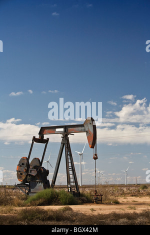 Vieille énergie est toujours tiré de la terre, tandis que les nouvelles énergie du vent est exploité dans l'ouest du Texas. Banque D'Images