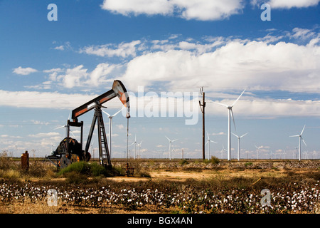 Vieille énergie est toujours tiré de la terre, tandis que les nouvelles énergie du vent est exploité dans l'ouest du Texas. Banque D'Images