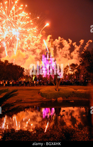 Spectacle léger à Cinderella's Castle dans le Magic Kingdom, Disney World, Orlando, Floride, USA Banque D'Images