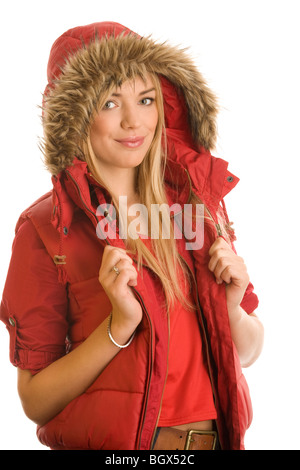 Portrait of young woman wearing red hooded parka isolé sur fond blanc Banque D'Images