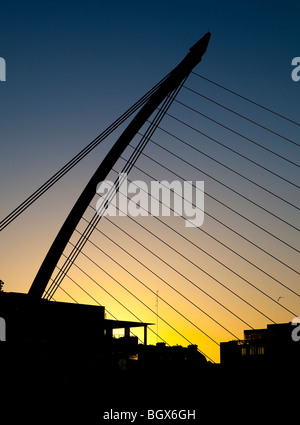 Samuel Beckett, pont au-dessus de la rivière Liffey, à Dublin, Irlande, silhouetté au crépuscule. Banque D'Images