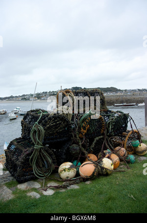 Des cages de homard à l'intérieur du port de St Michaels mount Banque D'Images