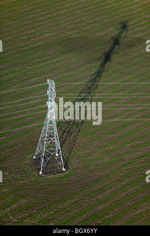 Vue aérienne au-dessus de la tour de transmission électrique haute tension dans le nord de la Californie lignes Banque D'Images