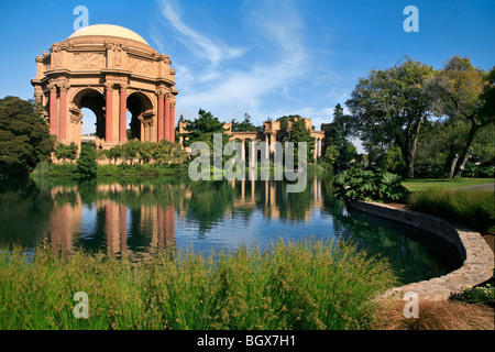 Étang et jardins au style Roman PALACE OF FINE ARTS THEATRE - SAN FRANCISCO, CALIFORNIE Banque D'Images