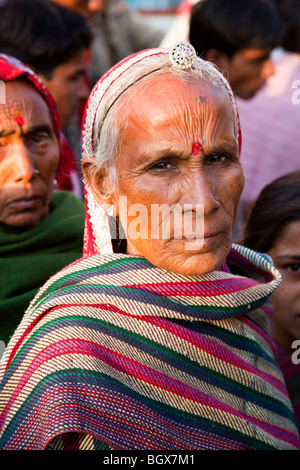 Personnes âgées femme hindoue pendant le chameau Mela à Pushkar Inde Banque D'Images