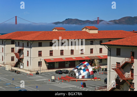 FORT MASON et le Golden Gate Bridge l'augmentation de l'océan Pacifique à travers le brouillard - SAN FRANCISCO, CALIFORNIE Banque D'Images