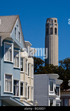 Maisons classiques & Coit Tower au sommet de Telegraph Hill comme vu à partir de la PLAGE DU NORD - SAN FRANCISCO, CALIFORNIE Banque D'Images