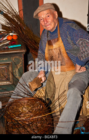 Homme âgé de branches tissage wicker articles au marché médiéval dans le burg Ronneburg (Burgmuseum), Ronneburg Château, Banque D'Images