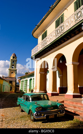 Vieux usé 1958 Chevy classique sur rue pavée de carré central de Trinidad Cuba une vieille ville coloniale Banque D'Images