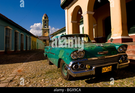 Vieux usé 1958 Chevy classique sur rue pavée de carré central de Trinidad Cuba une vieille ville coloniale Banque D'Images