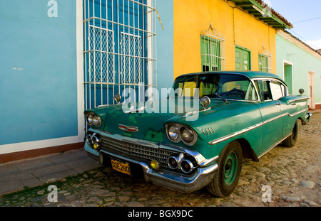 Vieux usé 1958 Chevy classique sur rue pavée de carré central de Trinidad Cuba une vieille ville coloniale Banque D'Images