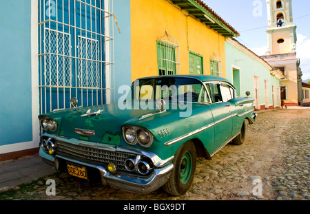 Vieux usé 1958 Chevy classique sur rue pavée de carré central de Trinidad Cuba une vieille ville coloniale Banque D'Images