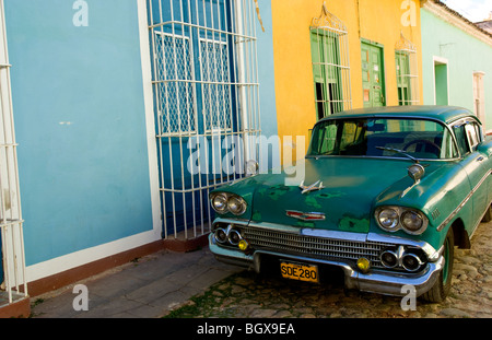 Vieux usé 1958 Chevy classique sur rue pavée de carré central de Trinidad Cuba une vieille ville coloniale Banque D'Images