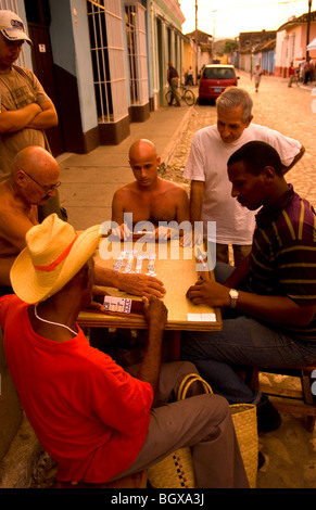 Les hommes jouant aux dominos dans les rues de Trinidad Cuba Banque D'Images