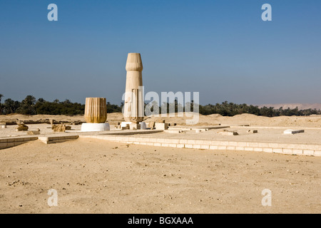 Le temple d'Aton appelé le 'Mansion d'Aton à Akhetaton' avec sa colonne de répliques, Tell el-Amarna, Moyenne Égypte Banque D'Images