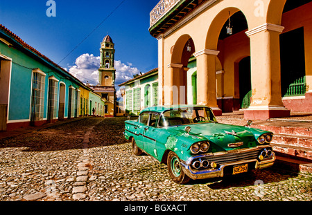 Vieux usé 1958 Chevy classique sur rue pavée de carré central de Trinidad Cuba une vieille ville coloniale Banque D'Images