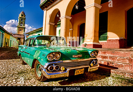 Vieux usé 1958 Chevy classique sur rue pavée de carré central de Trinidad Cuba une vieille ville coloniale Banque D'Images