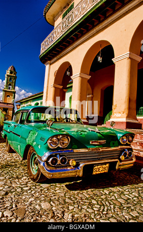 Vieux usé 1958 Chevy classique sur rue pavée de carré central de Trinidad Cuba une vieille ville coloniale Banque D'Images