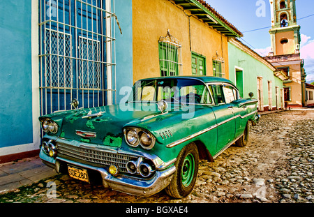 Vieux usé 1958 Chevy classique sur rue pavée de carré central de Trinidad Cuba une vieille ville coloniale Banque D'Images