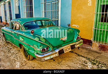 Vieux usé 1958 Chevy classique sur rue pavée de carré central de Trinidad Cuba une vieille ville coloniale Banque D'Images