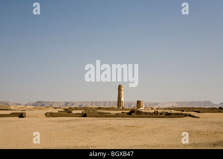 Le temple d'Aton appelé le 'Mansion d'Aton à Akhetaton' avec sa colonne de répliques, Tell el-Amarna, Moyenne Égypte Banque D'Images