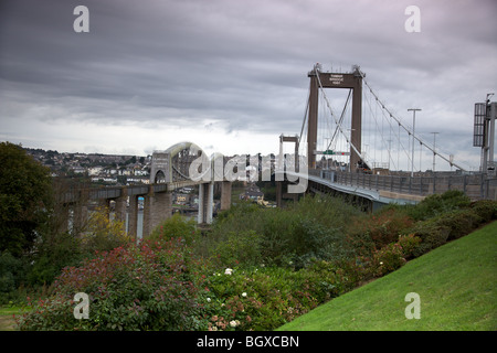 Brunnel Suspension Bridge (à gauche) et le Tamar bridge enjambant la rivière Tamer vue de Saltash du Plymouth côté Banque D'Images